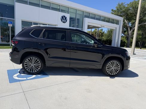 Used 2025 Volkswagen Taos SE image 2