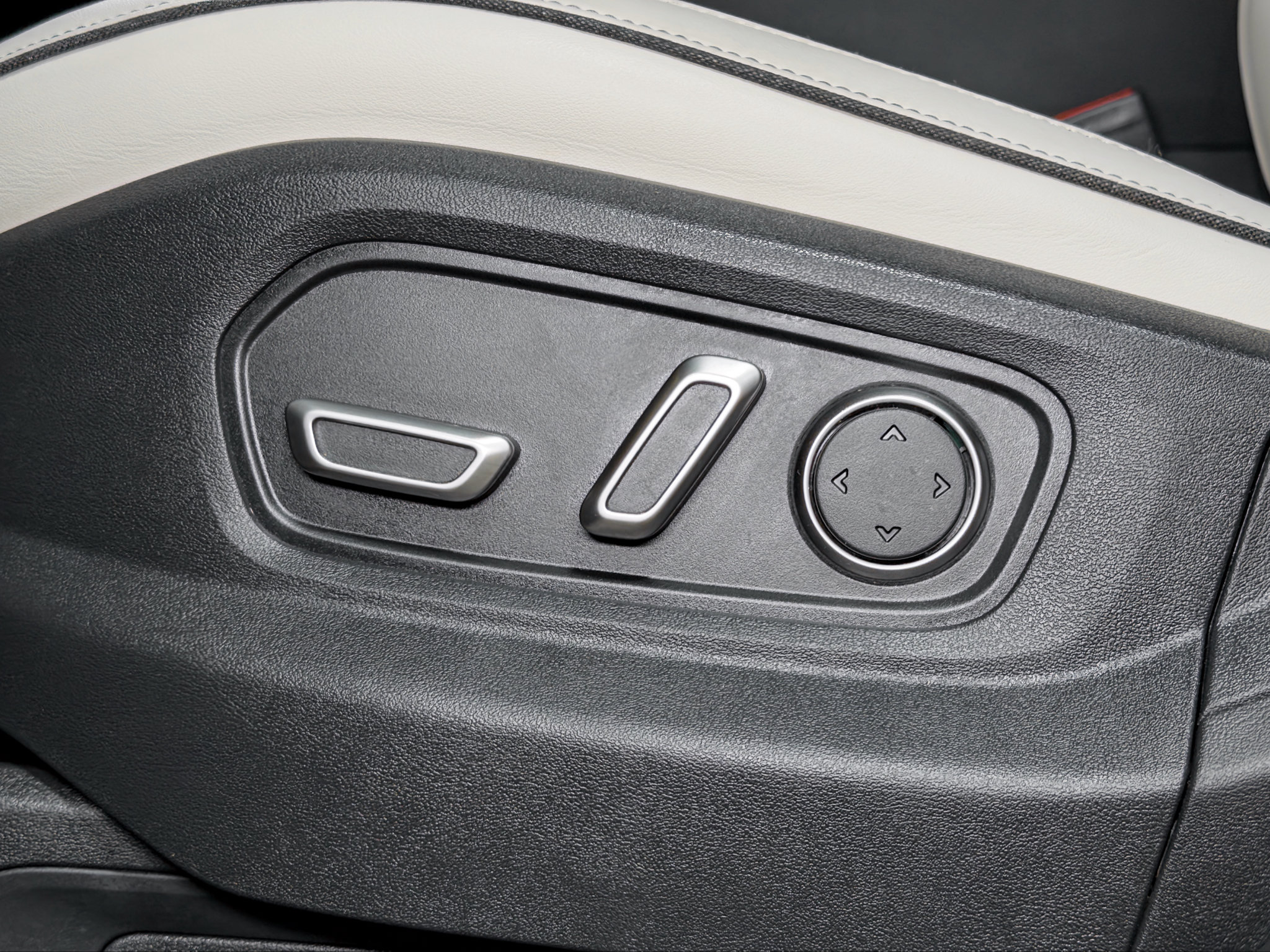 Used 2025 Rivian R1S Premium Dual AWD/4WD image 6