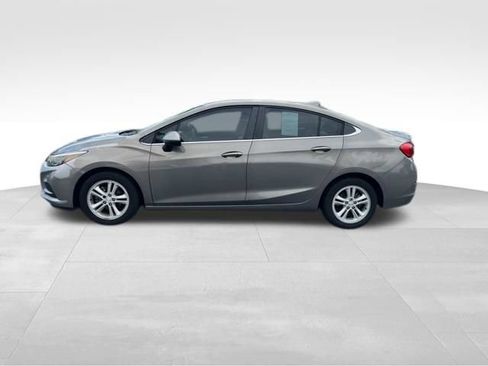 Used 2018 Chevrolet Cruze LT w/ Sun And Sound Package FWD image 4