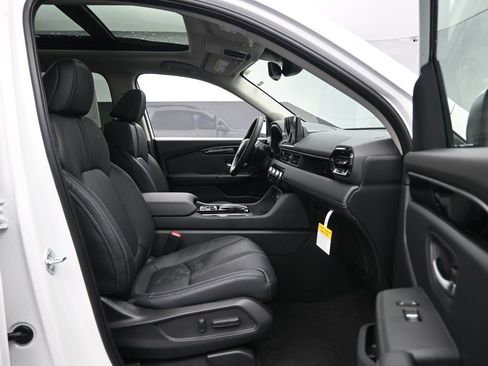 New 2025 Honda Pilot Touring image 27