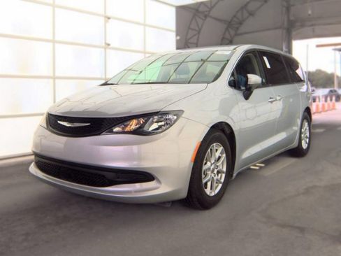 Used 2023 Chrysler Voyager LX FWD image 2