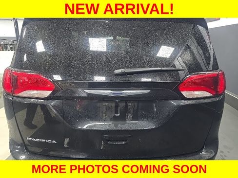 Used 2018 Chrysler Pacifica Touring-L FWD image 10