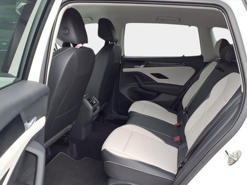 Used 2025 Volkswagen Tiguan SE image 10