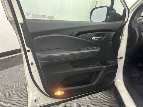 Used 2018 Honda Pilot Touring image 11