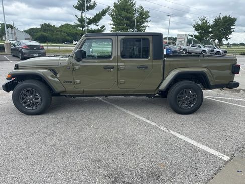 New 2025 Jeep Gladiator Sport image 17