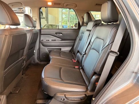 Used 2023 Nissan Pathfinder SL AWD/4WD image 10