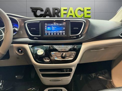 Used 2019 Chrysler Pacifica Touring-L FWD image 25