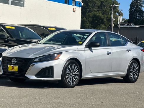 Used 2024 Nissan Altima 2.5 SV FWD image 10