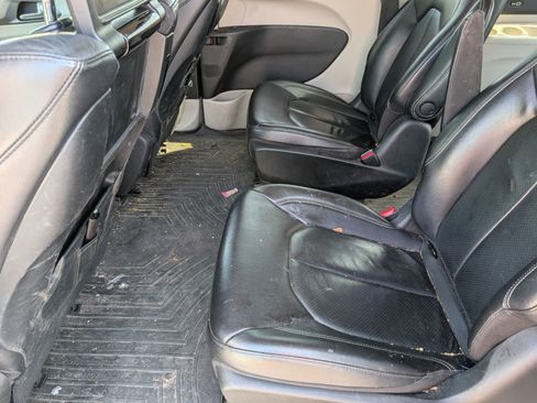 Used 2022 Chrysler Pacifica Touring-L w/ Uconnect Theater Family Group FWD image 7