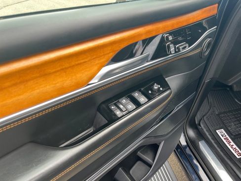 Used 2024 Jeep Grand Wagoneer L Series III AWD/4WD image 20