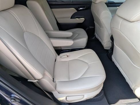 Used 2023 Toyota Highlander XLE FWD image 14