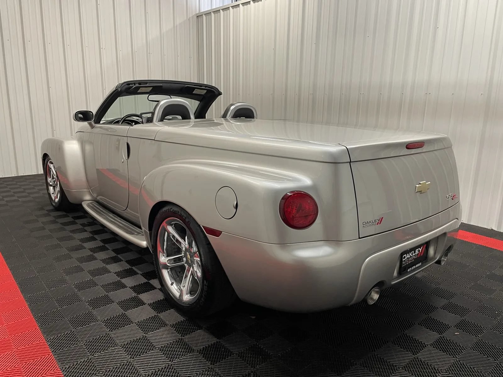 Used 2005 Chevrolet SSR w/ Preferred Equipment Group RWD image 2
