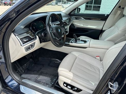 Used 2019 BMW 740i w/ Executive Package RWD image 9