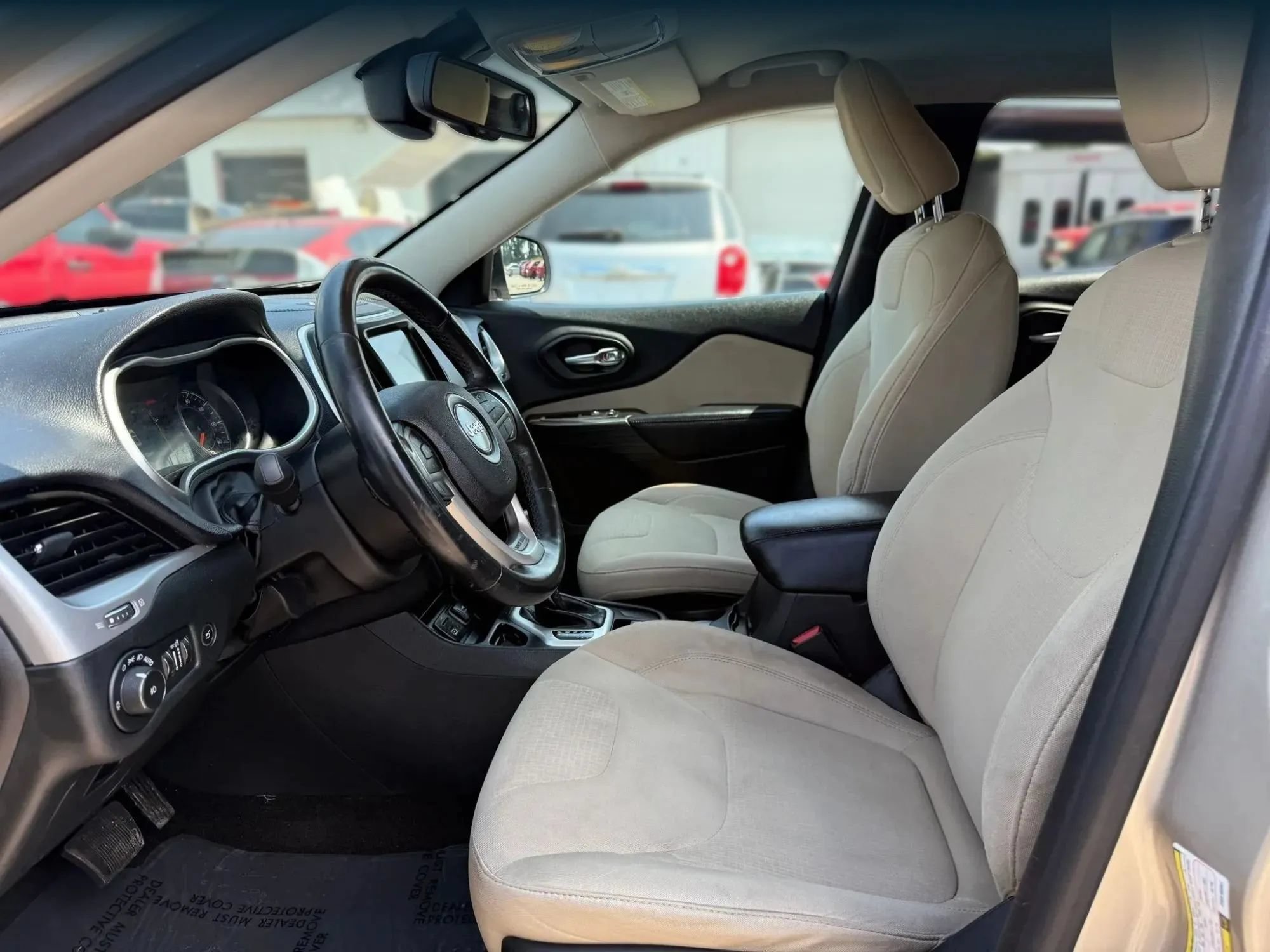 Used 2015 Jeep Cherokee Latitude w/ Comfort/Convenience Group FWD image 2