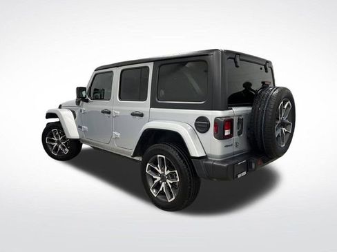 Used 2024 Jeep Wrangler Unlimited image 3