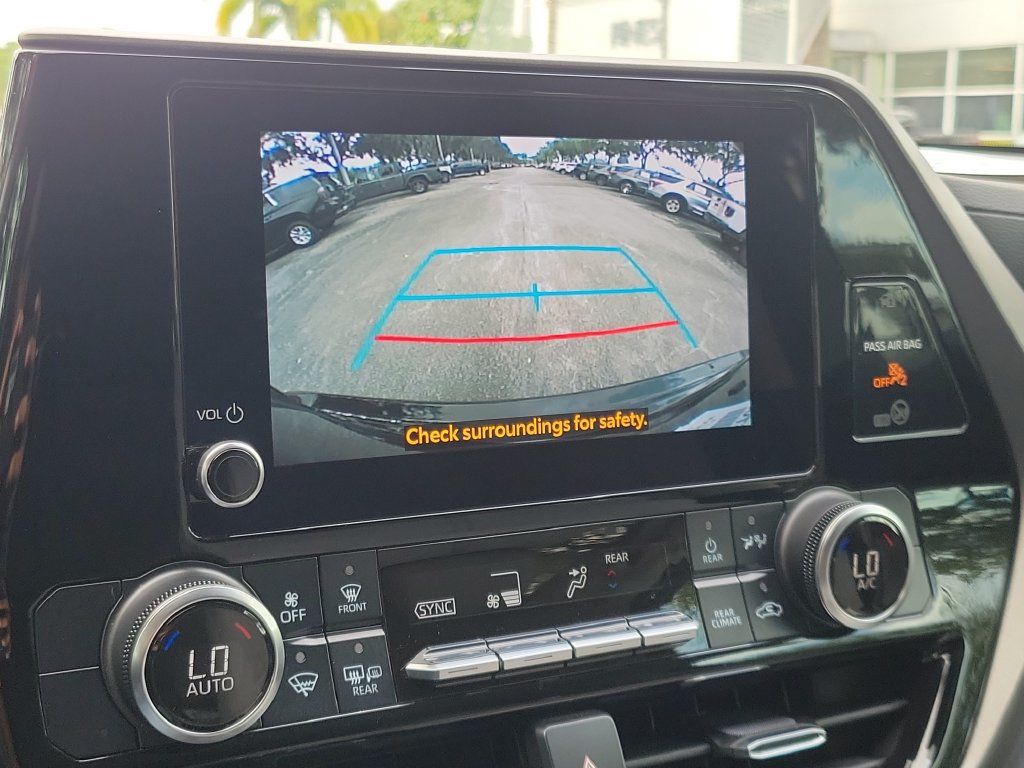 Used 2024 Toyota Highlander LE FWD image 25