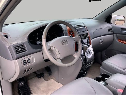 Used 2010 Toyota Sienna XLE w/ Towing Prep Pkg FWD image 16