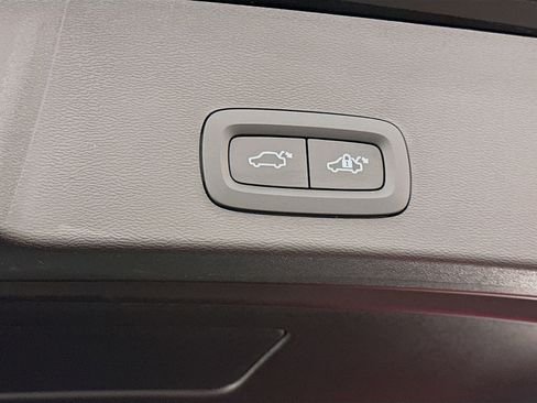 Used 2025 Volvo XC40 B5 Plus image 32