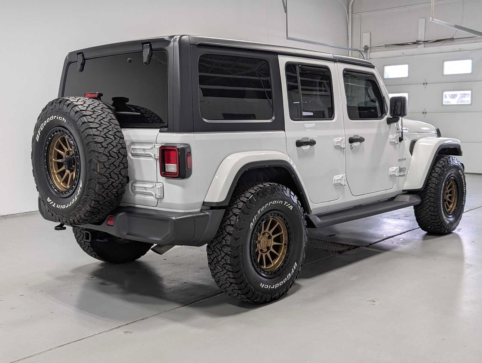 Used 2022 Jeep Wrangler Unlimited Sahara AWD/4WD image 8