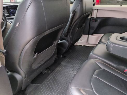Used 2017 Chrysler Pacifica Touring-L FWD image 18