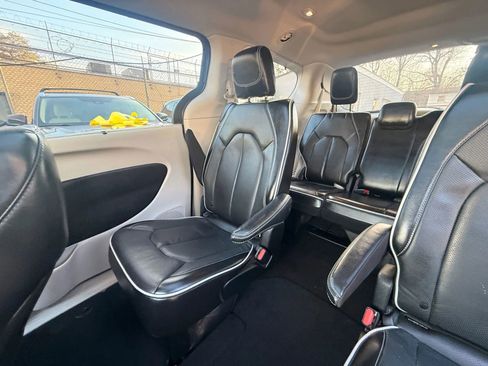 Used 2023 Chrysler Pacifica Limited image 30