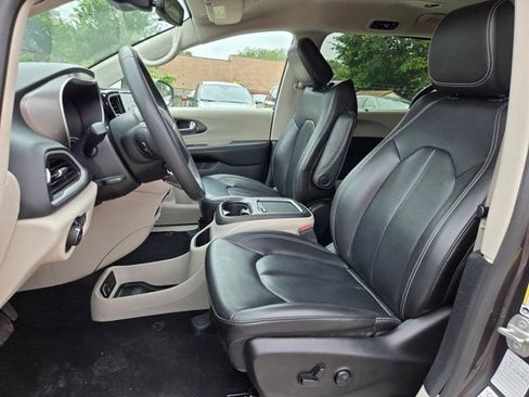Used 2023 Chrysler Pacifica Touring-L FWD image 23