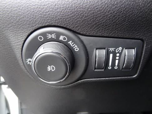 Used 2025 Jeep Compass Trailhawk AWD/4WD image 16