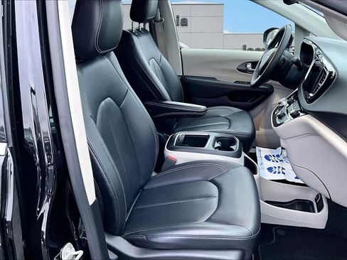 Used 2024 Chrysler Pacifica Touring-L image 14