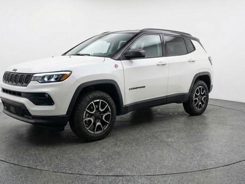 Used 2025 Jeep Compass Trailhawk image 3