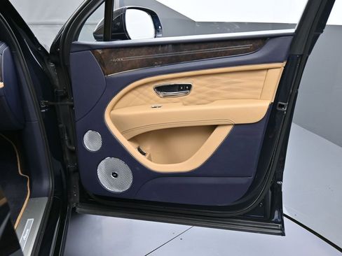 Used 2023 Bentley Bentayga Extended Wheelbase image 33