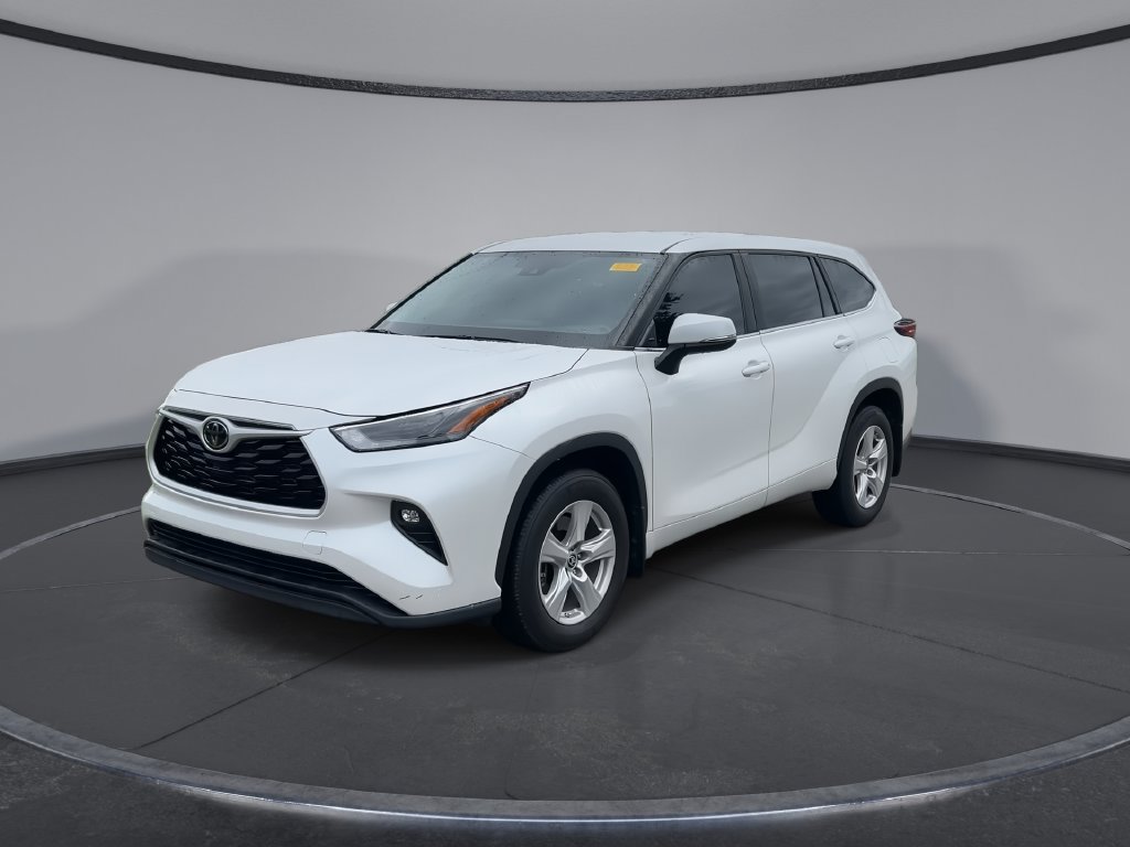 Used 2024 Toyota Highlander LE FWD image 5