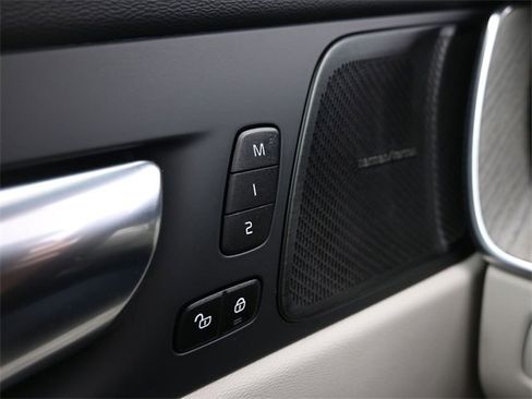 Used 2023 Volvo XC60 B5 Ultimate image 30