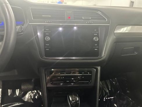 Certified 2022 Volkswagen Tiguan SE w/ Panoramic Sunroof Package AWD/4WD image 5