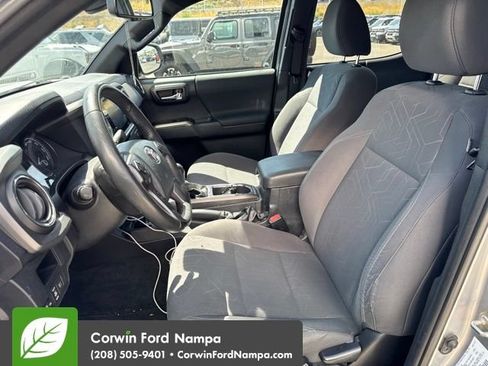 Used 2018 Toyota Tacoma TRD Sport AWD/4WD image 10