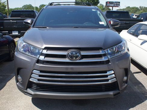 Used 2018 Toyota Highlander Limited FWD image 2