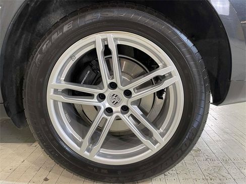 Used 2025 Porsche Macan image 12