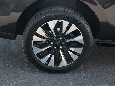 Used 2025 Ford Expedition Platinum w/ Driver's Package image 9