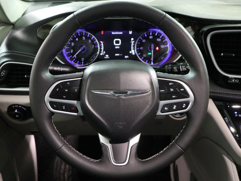 Used 2023 Chrysler Pacifica Limited FWD image 17
