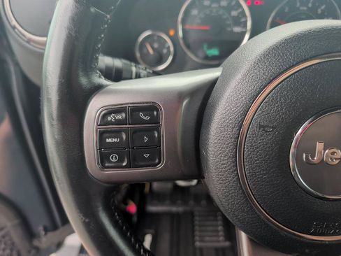 Used 2018 Jeep Wrangler Unlimited Sahara AWD/4WD image 19