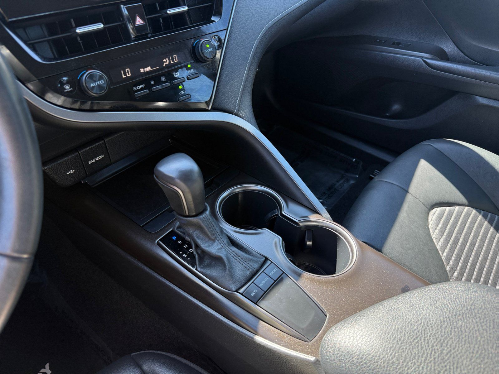 Used 2022 Toyota Camry SE FWD image 13