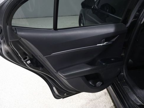 Used 2018 Toyota Camry SE image 16