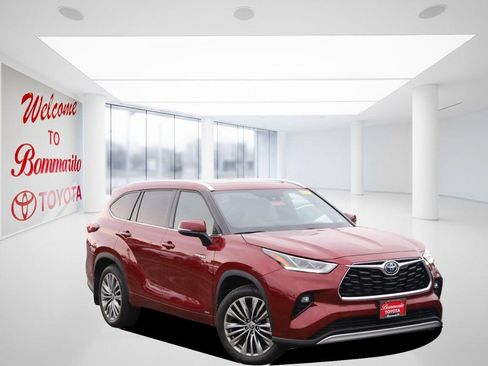 Used 2021 Toyota Highlander Platinum AWD/4WD image 2