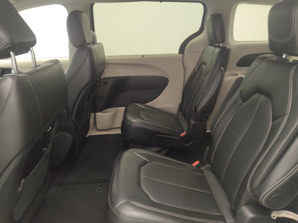 Used 2024 Chrysler Pacifica Touring-L FWD image 18