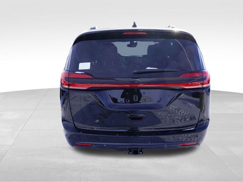 New 2026 Chrysler Pacifica Limited w/ S Appearance Package image 4