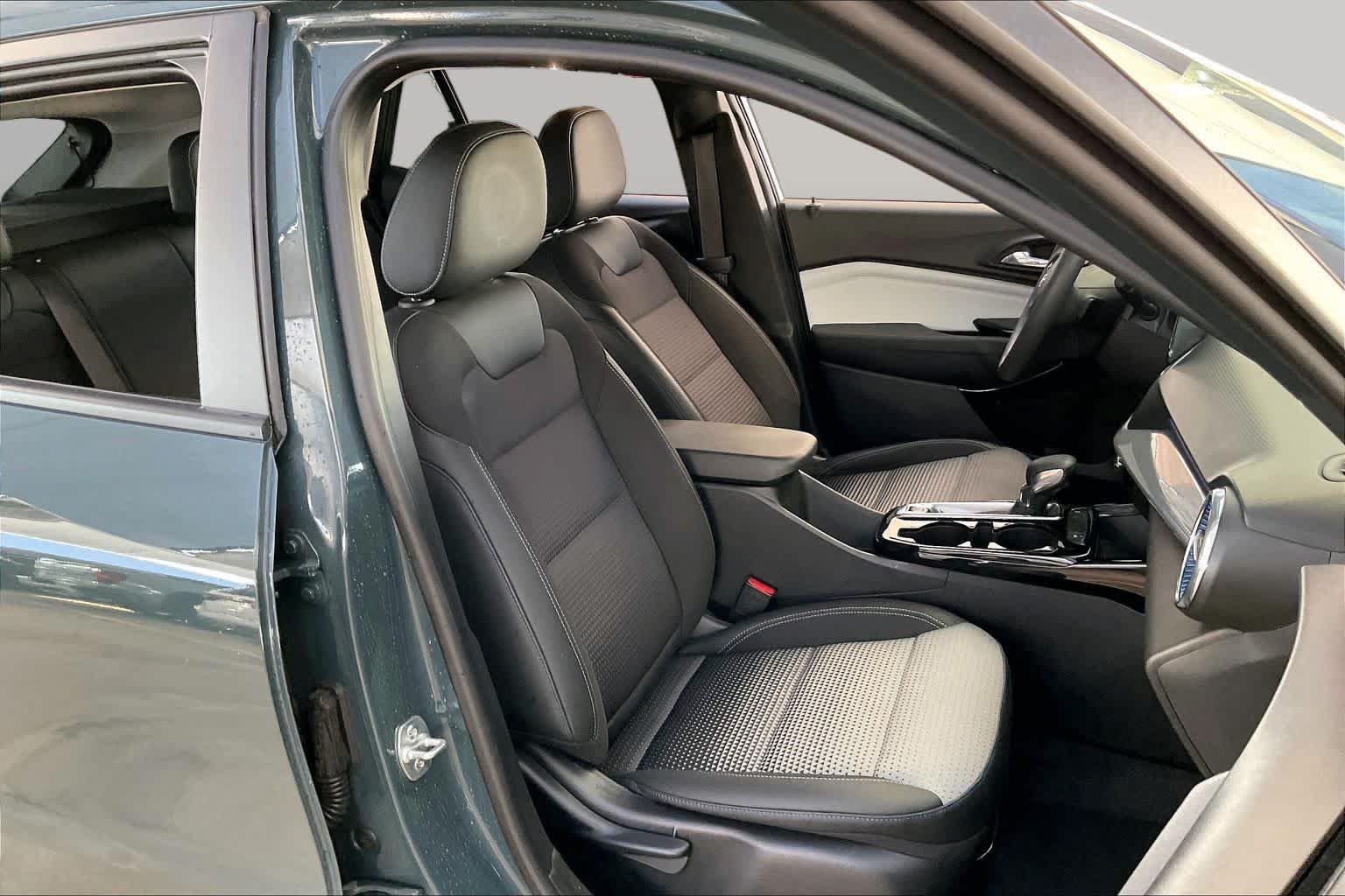 Used 2025 Chevrolet Trax LT w/ LPO, Blackout Package FWD image 10