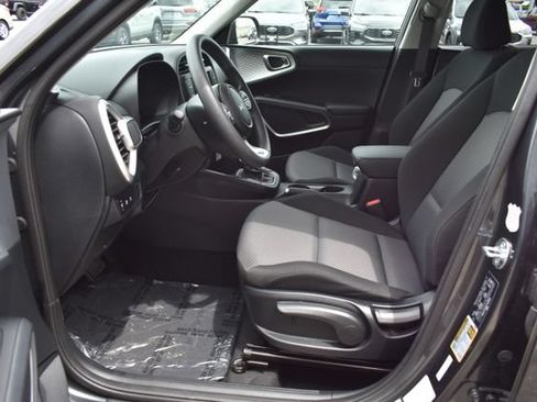 Used 2025 Kia Soul LX w/ LX Technology Package FWD image 15