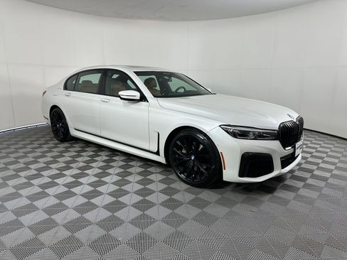 Used 2021 BMW 740i w/ M Sport Package image 6