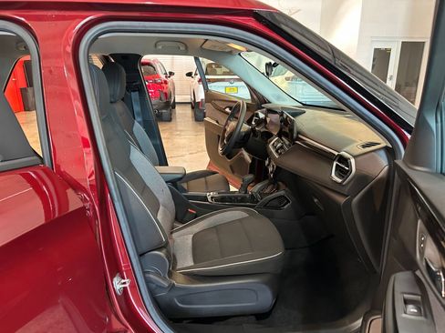 Used 2025 Chevrolet TrailBlazer LT FWD image 35