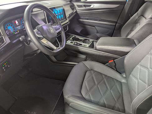 Used 2024 Volkswagen Atlas Cross Sport SE w/ Panoramic Sunroof Package FWD image 15