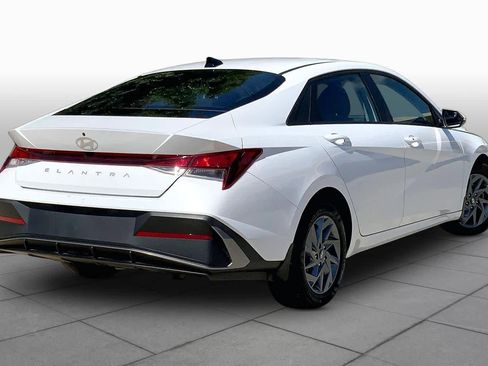 Used 2024 Hyundai Elantra SEL FWD image 13